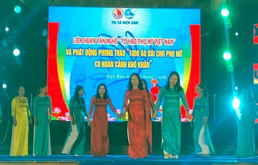 Những phụ nữ có hoàn cảnh khó khăn trình diễn áo dài trong lễ phát động “1.000 bộ áo dài cho phụ nữ nghèo” ở Điện Bàn. Ảnh: V.Lộc