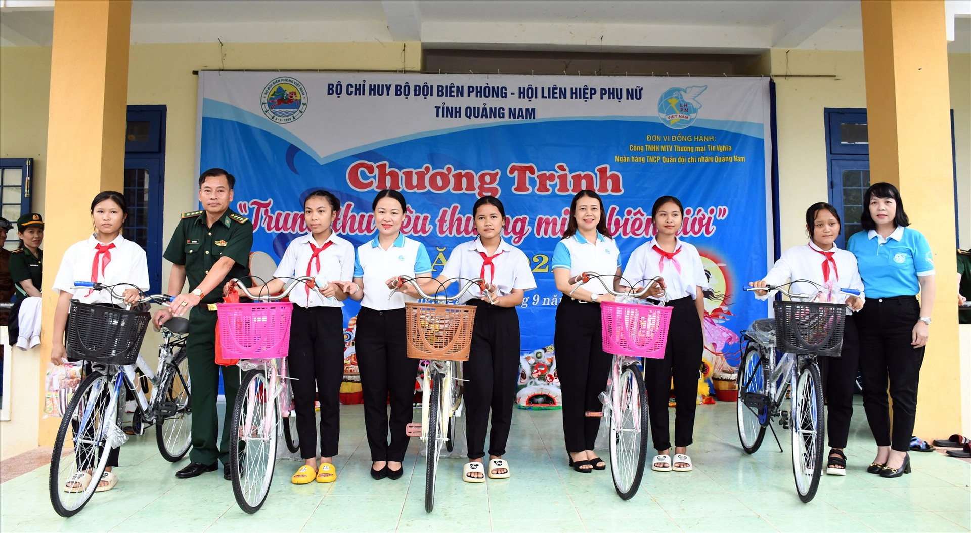 Lãnh đạo, đảng viên Chi bộ cơ quan Hội LHPN Quảng Nam tặng xe đạp cho học sinh Trường PTDT bán trú THCS liên xã Đắc Pring, Đắc Pre (Nam Giang) trong chương trình “Trung thu yêu thương miền biên giới” năm 2022. Ảnh: Hội LHPN tỉnh