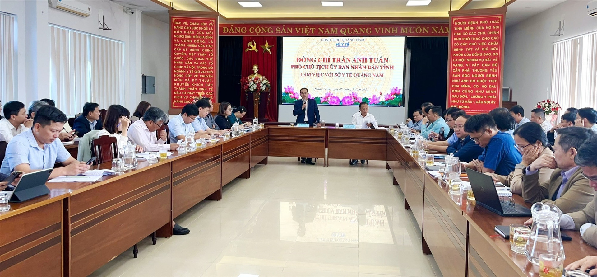 Phó Chủ tịch UBND tỉnh Trần Anh Tuấn chủ trì cuộc làm việc với Sở Y tế sáng ngày8/3. Ảnh: X.H