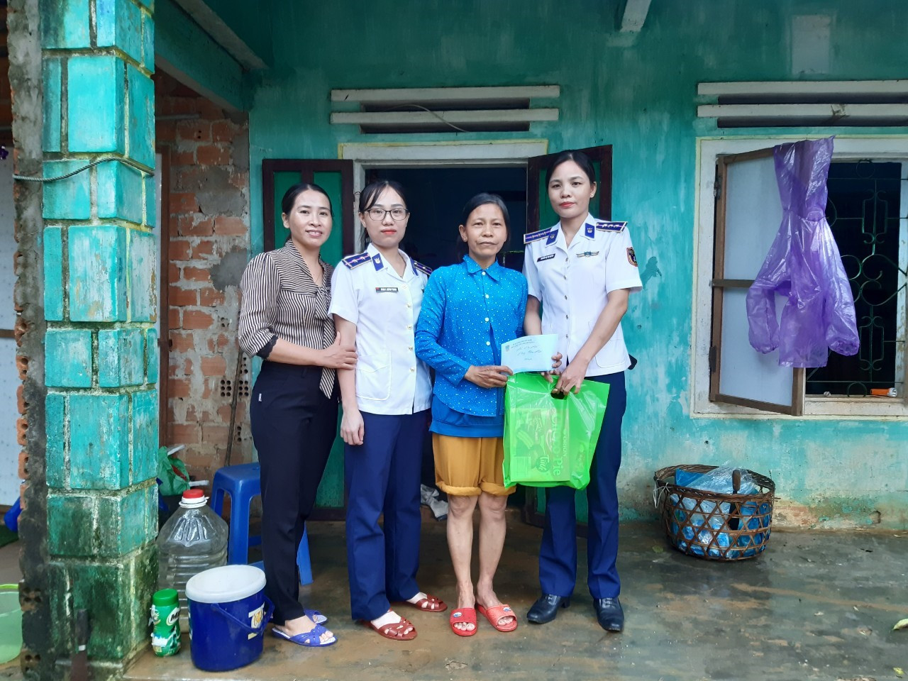 Thăm, tặng quà hộ gia đình hội viên phụ nữ có hoàn cảnh đặc biệt khó khăn tại xã Tam Quang, huyện Núi Thành. Ảnh: P.T