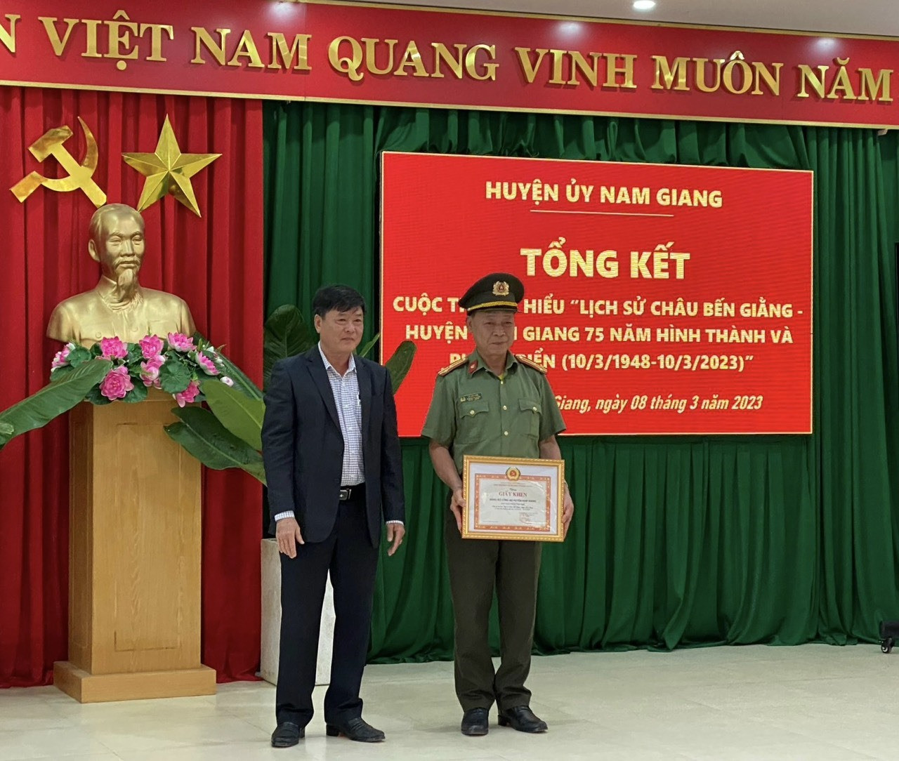 Đại diện Đảng bộ Công an Nam Giang nhận giải Nhất tập thể cuộc thi