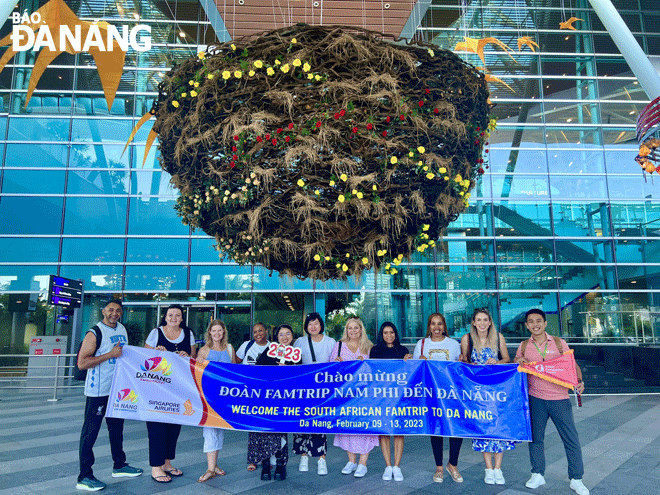 Đoàn famtrip Nam Phi đến Đà Nẵng khảo sát các chương trình tour, tuyến du lịch được đón tại Sân bay quốc tế Đà NẵngẢnh: Nhật Hạ