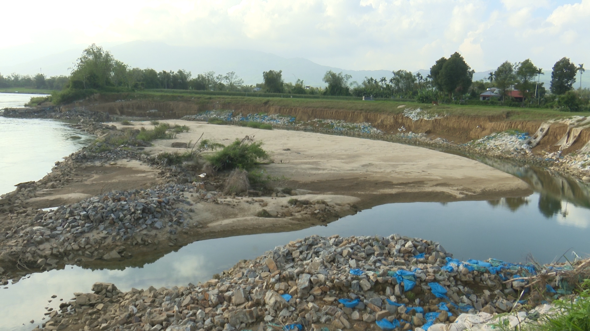 Chính quyền địa phương và nhân dân huyện Đại Lộc lo lắng về nguy cơ sạt lở sông Quảng Huế tiếp tục đe dọa dân sinh vào mùa mưa bão 2023. Ảnh: HOÀNG LIÊN