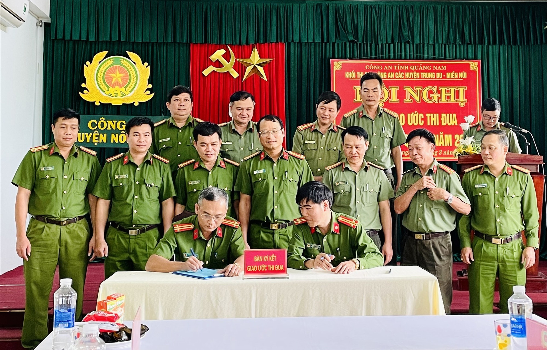 Các đơn vị Công an trung du, miền núi ký kết giao ước thi đua “Vì an ninh Tổ quốc” năm 2023. Ảnh: TÂM LÊ