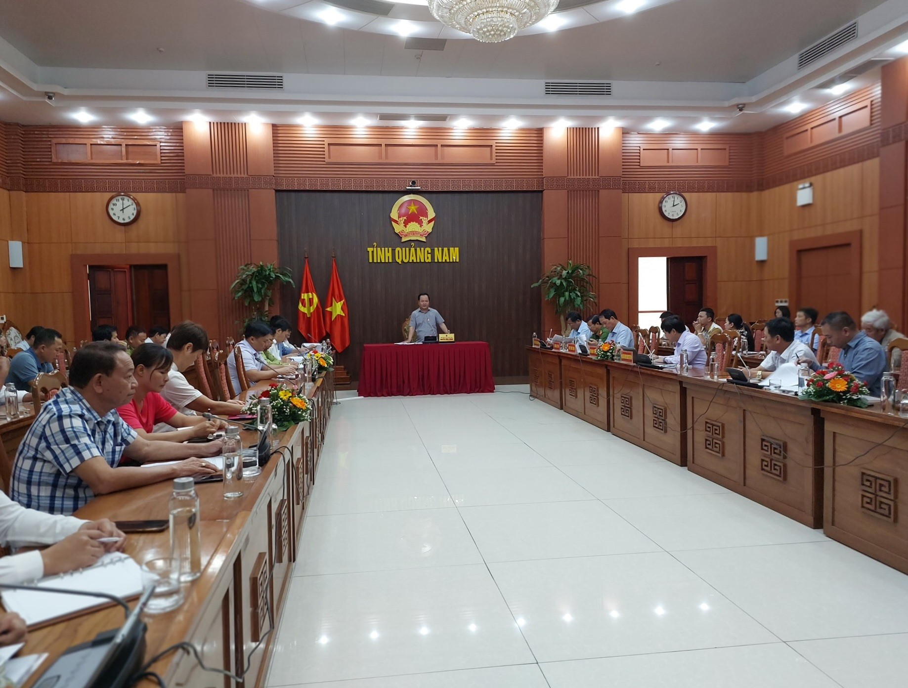 Phó Chủ tịch UBND tỉnh Nguyễn Hồng Quang chủ trì phiên họp với các doanh nghiệp khai thác khoáng sản vật liệu xây dựng thông thường chiều 9/3/2023. Ảnh: T.D
