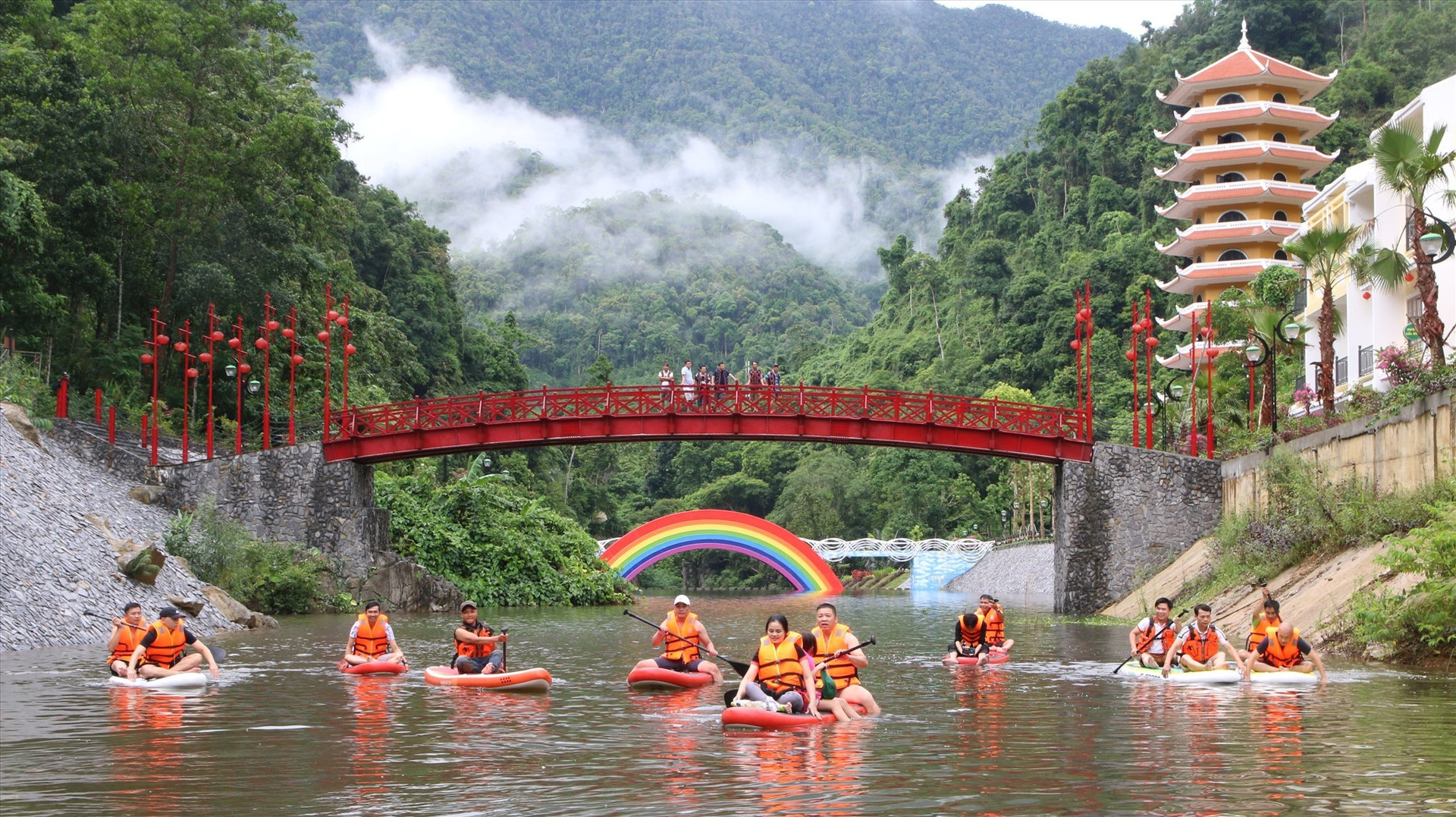 Visitors’ rowing in Dong Giang Heaven Gate ecotourism site
