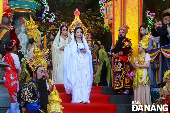 Hóa trang Bồ tát Quán Thế Âm.