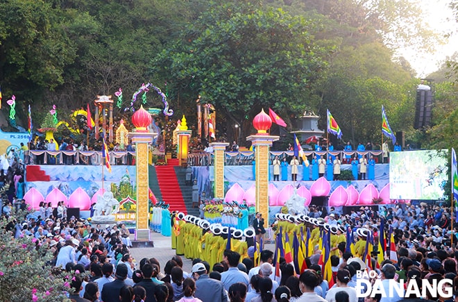 Từ sáng sớm, hàng ngàn tăng ni, Phật tử, du khách thập phương đã tập trung gần khu vực đài sen của chùa Quán Thế Âm