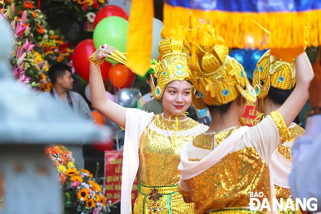 Các thiếu nữ Phật tử chùa Quán Thế Âm múa chào mừng sự xuất hiện của hình tượng Phật bà Quán Thế Âm.