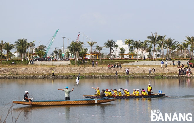 Hội thi diễn ra sôi nổi, các đội thi hào hứng, tranh đua quyết liệt trong từng nội dung, tạo nên không khí vui tươi, phấn khởi cho người dân và du khách.