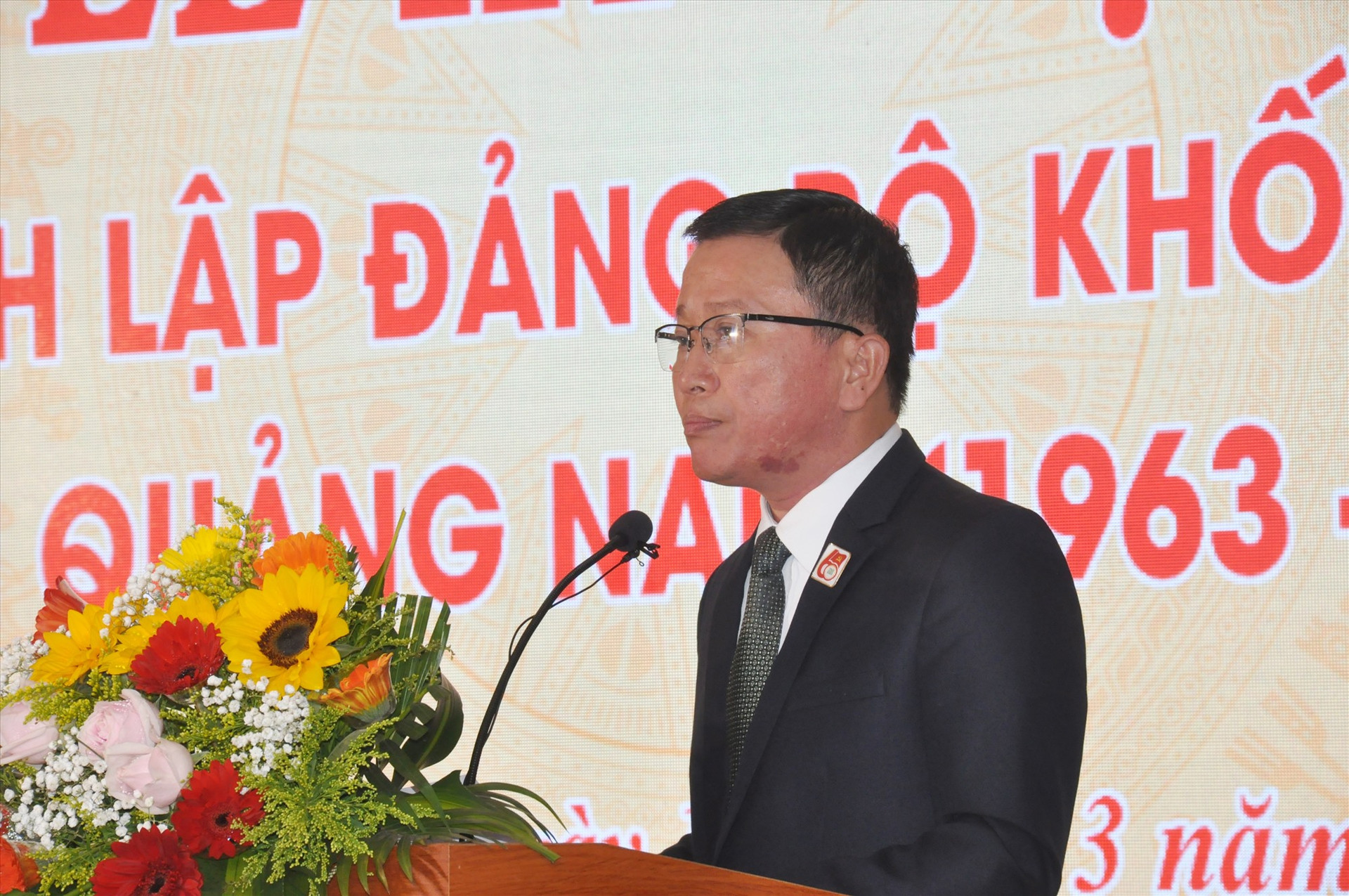Bí thư Đảng ủy Khối các cơ quan tỉnh - Thái Bình phát biểu diễn văn lễ kỷ niệm 60 năm thành lập Đảng bộ Khối. Ảnh: N.Đ