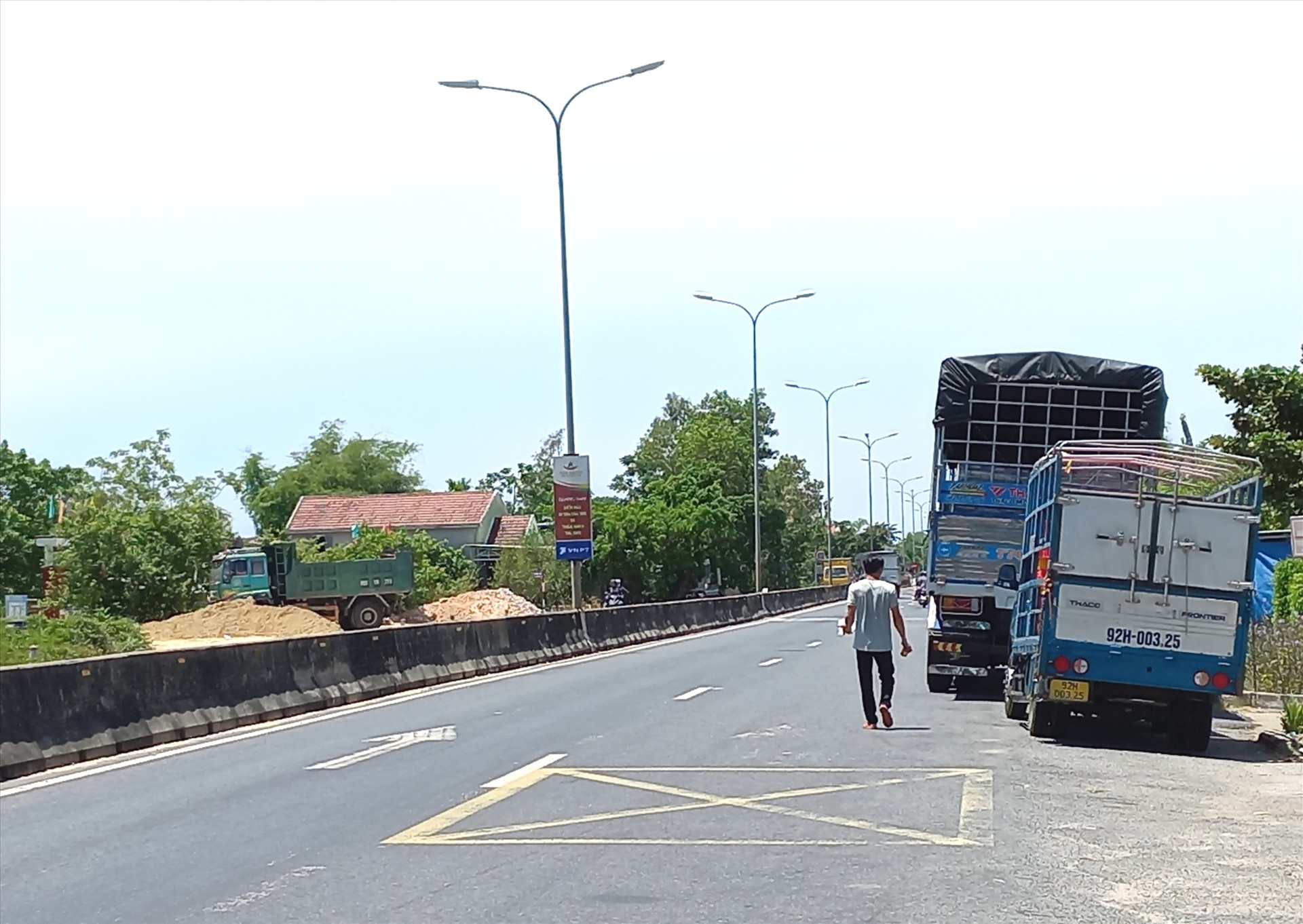 Quốc lộ 1 đoạn Duy Xuyên - Phú Ninh không có làn dành cho xe thô sơ, ô tô đậu đỗ chiếm luôn lối đi của xe máy. Ảnh: C.T