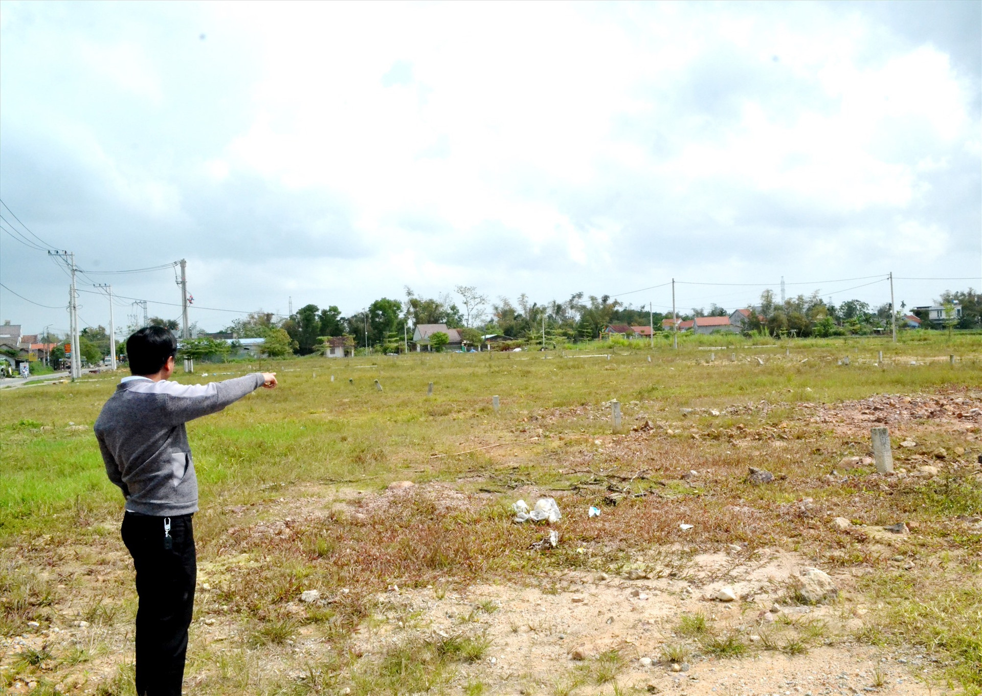 Khu dân cư tổ 3, 4 thôn Quý Thạnh (xã Bình Quý) đã dành sẵn các lô đất để 16 hộ dân xã Bình Quý bị ảnh hưởng bởi dự án nâng cấp, mở rộng quốc lộ 14E đến tái định cư. Ảnh: VIỆT NGUYỄN