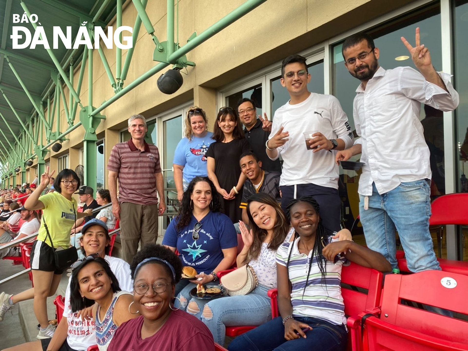 Dương Nguyễn Tuệ Giang (hàng giữa, thứ 2, từ phải qua) cùng du học sinh các nước trên thế giới hòa nhập với môi trường học ở Mỹ. (Ảnh do nhân vật cung cấp)
