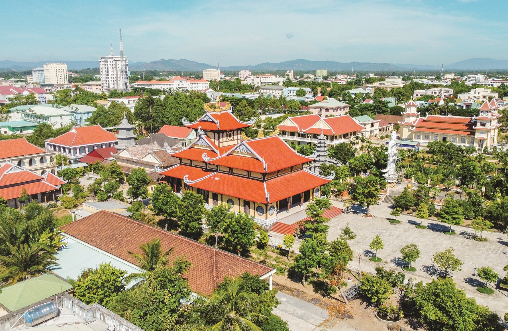 Chùa Đạo Nguyên nhìn từ trên cao. Ảnh: PHƯƠNG THẢO