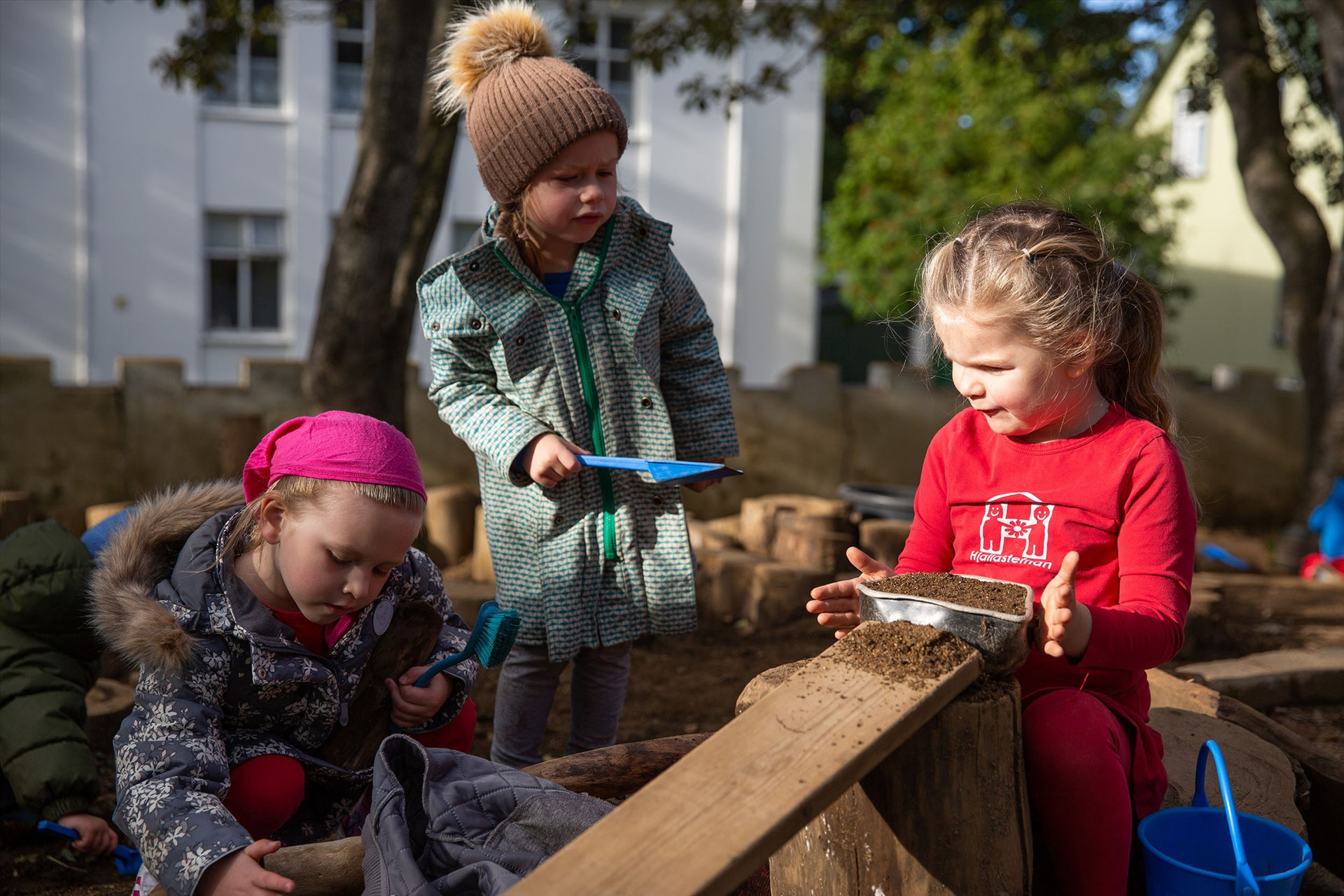Trẻ em Iceland vui chơi ở khuôn viên trường mẫu giáo. Ảnh: CNBC News