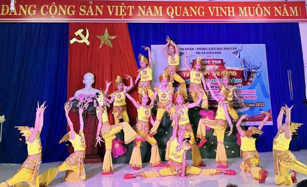 Một tiết mục múa do học sinh Trường TH Nguyễn Bá Ngọc (xã Điện Hòa) thể hiện. Ảnh: PV