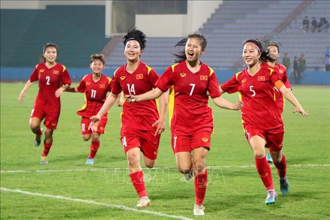 Các cầu thủ U20 nữ Việt Nam ăn mừng bàn thắng san bằng tỷ số 1 - 1 trong trận đấu gặp U20 nữ Ấn Độ. Ảnh: Trung Kiên/TTXVN