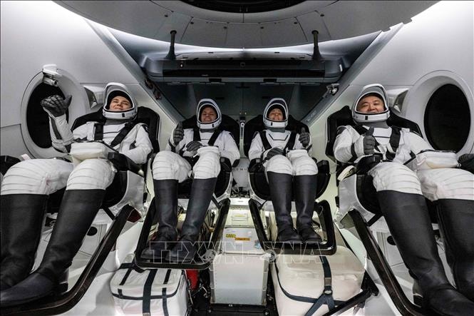 Phi hành đoàn bên trong khoang chứa của tàu Endurance sau khi hạ cánh xuống vùng biển ngoài khơi thành phố Tampa của bang Florida, Mỹ, ngày 11-3-2023. Ảnh: AFP/TTXVN