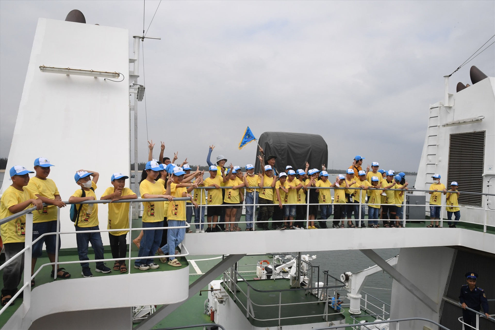 Đoàn học sinh trường Tiểu học Chánh Lộ tham quan tàu Cảnh sát biển 8002. Ảnh: P.V