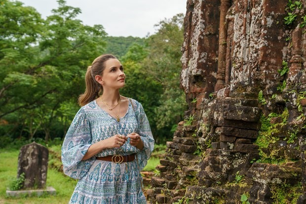 Khu đền tháp Mỹ Sơn trong phim “A tourist’s guide to love”. Ảnh: Netflix