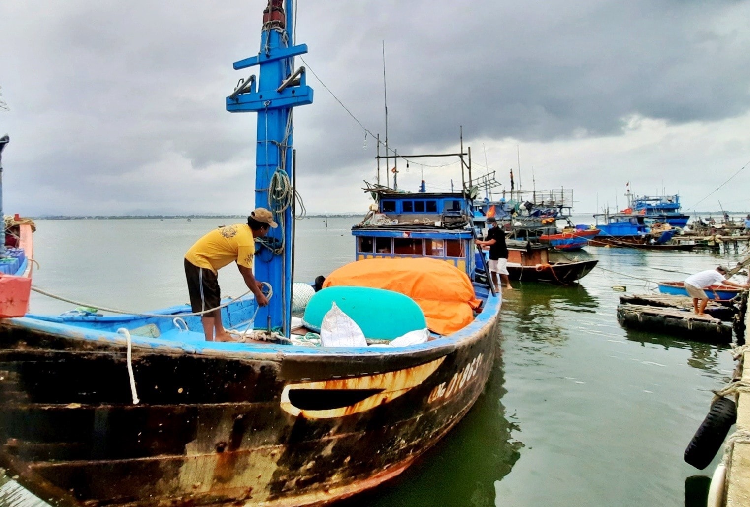 Sẽ chuyển đổi khoảng 2.000 tàu cá hoạt động ở vùng biển ven bờ, vùng lộng sáng các nghề ít ảnh hưởng đến nguồn lợi thủy sản, môi trường, hệ sinh thái. Ảnh: H.Đ