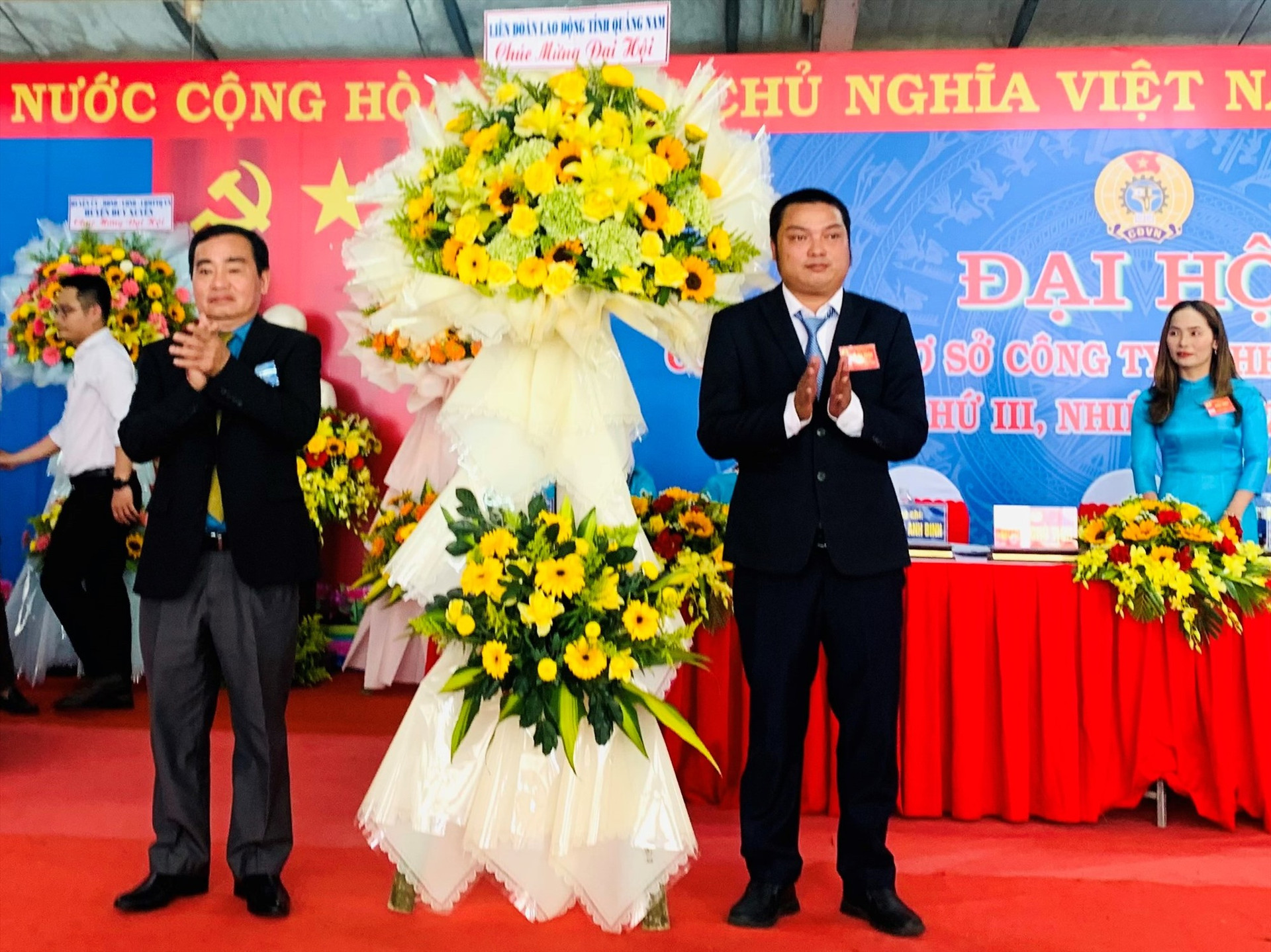 Ông Phan Xuân Quang – Chủ tịch Liên đoàn Lao động tỉnh tặng hoa chúc mừng đại hội.   Ảnh: N.T