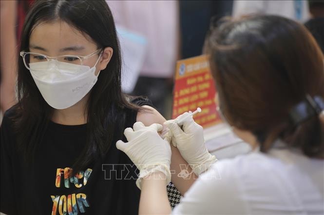 Tiêm vaccine phòng COVID-19 cho người dân. Ảnh tư liệu: TTXVN