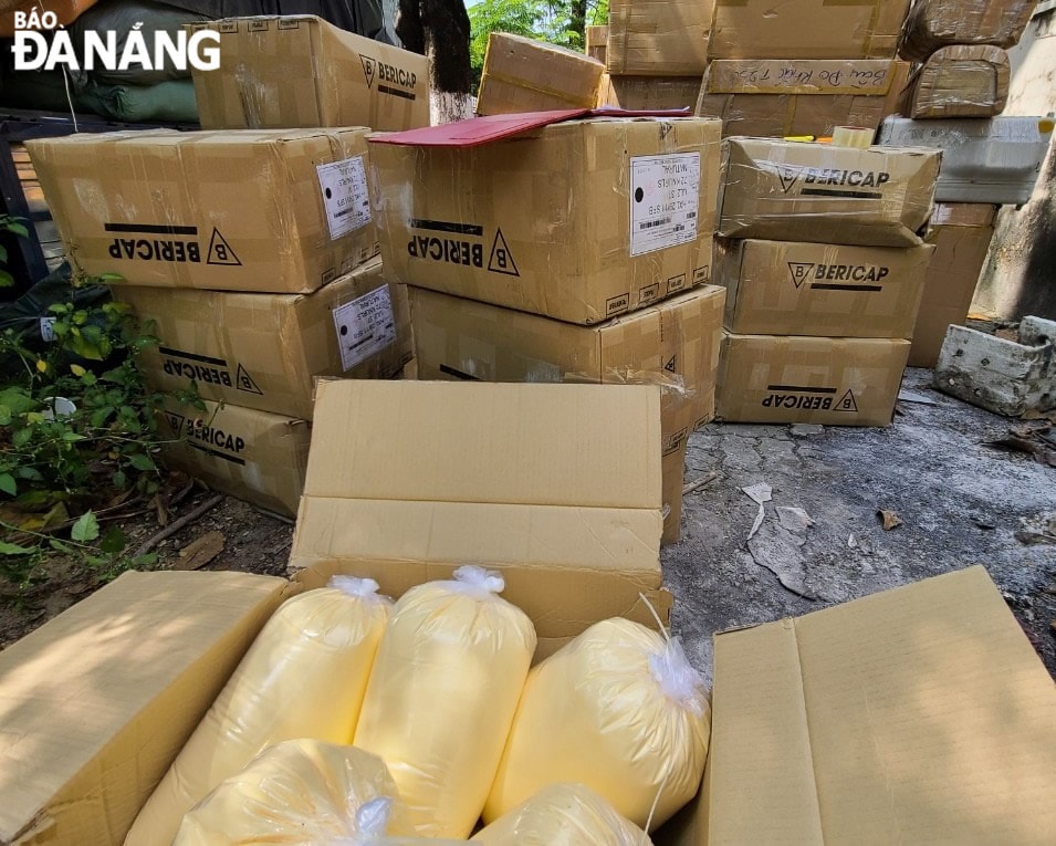 Cơ quan công an tạm giữ số sản phẩm hàng hóa, mỹ phẩm không có hóa đơn, chứng từ, nguồn gốc xuất xứ. Ảnh: L.H