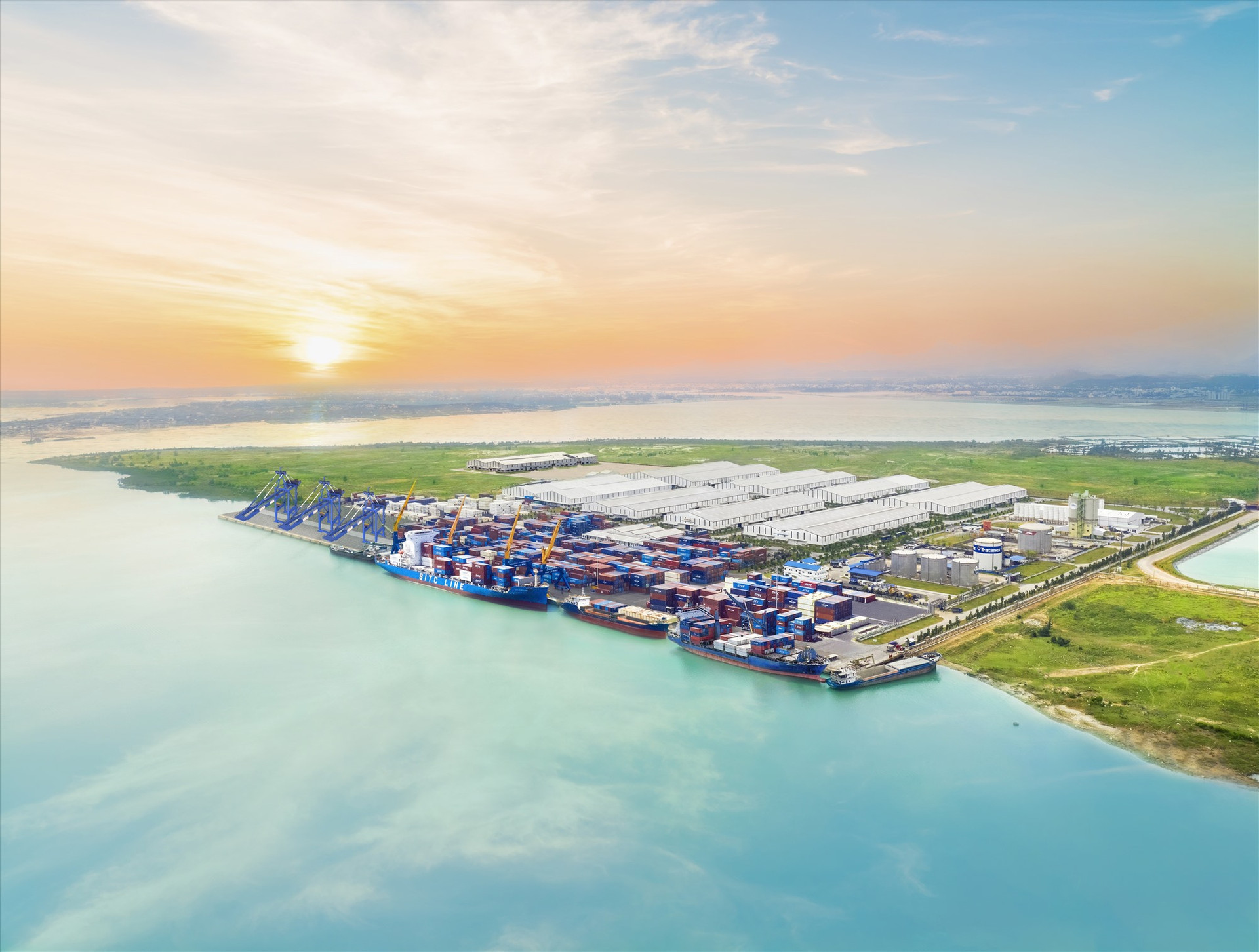 Cảng Chu Lai (Quảng Nam) – cửa ngõ kết nối giao thương hàng hóa xuất nhập khẩu tại khu vực miền Trung, Tây Nguyên, nam Lào, Bắc Campuchia, Thái Lan với thế giới.