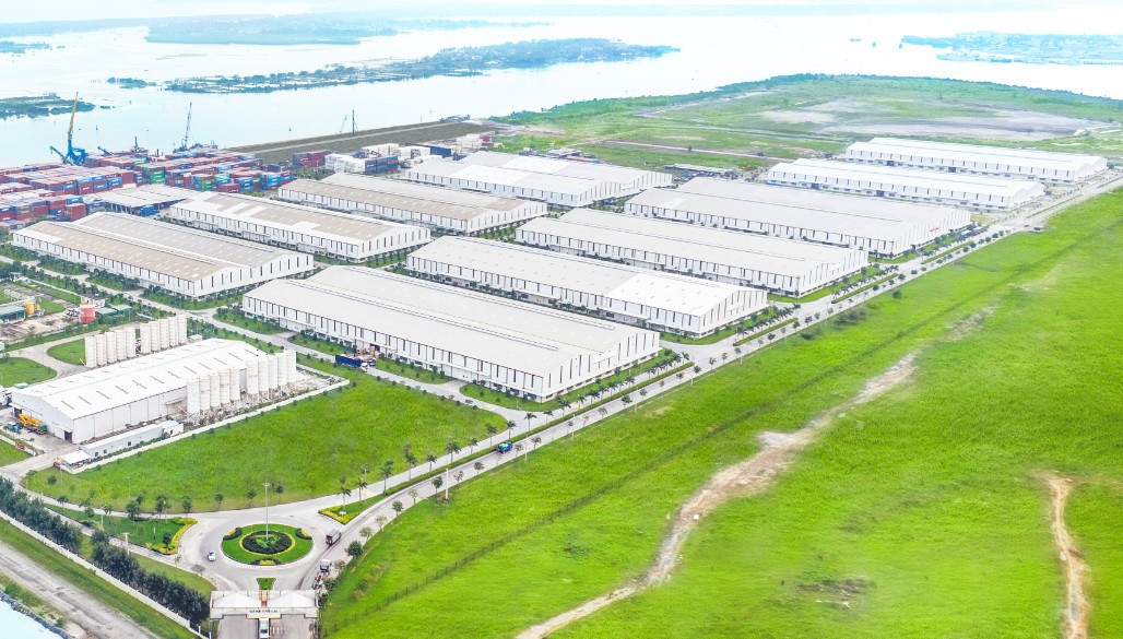 Hệ thống kho, bãi tại cảng Chu Lai có diện tích gần 300.000m2, được phân chia thành: kho ngoại quan, kho hàng, kho lạnh, bãi container… đáp ứng điều kiện xếp dỡ, bảo quản, lưu trữ hàng hóa.