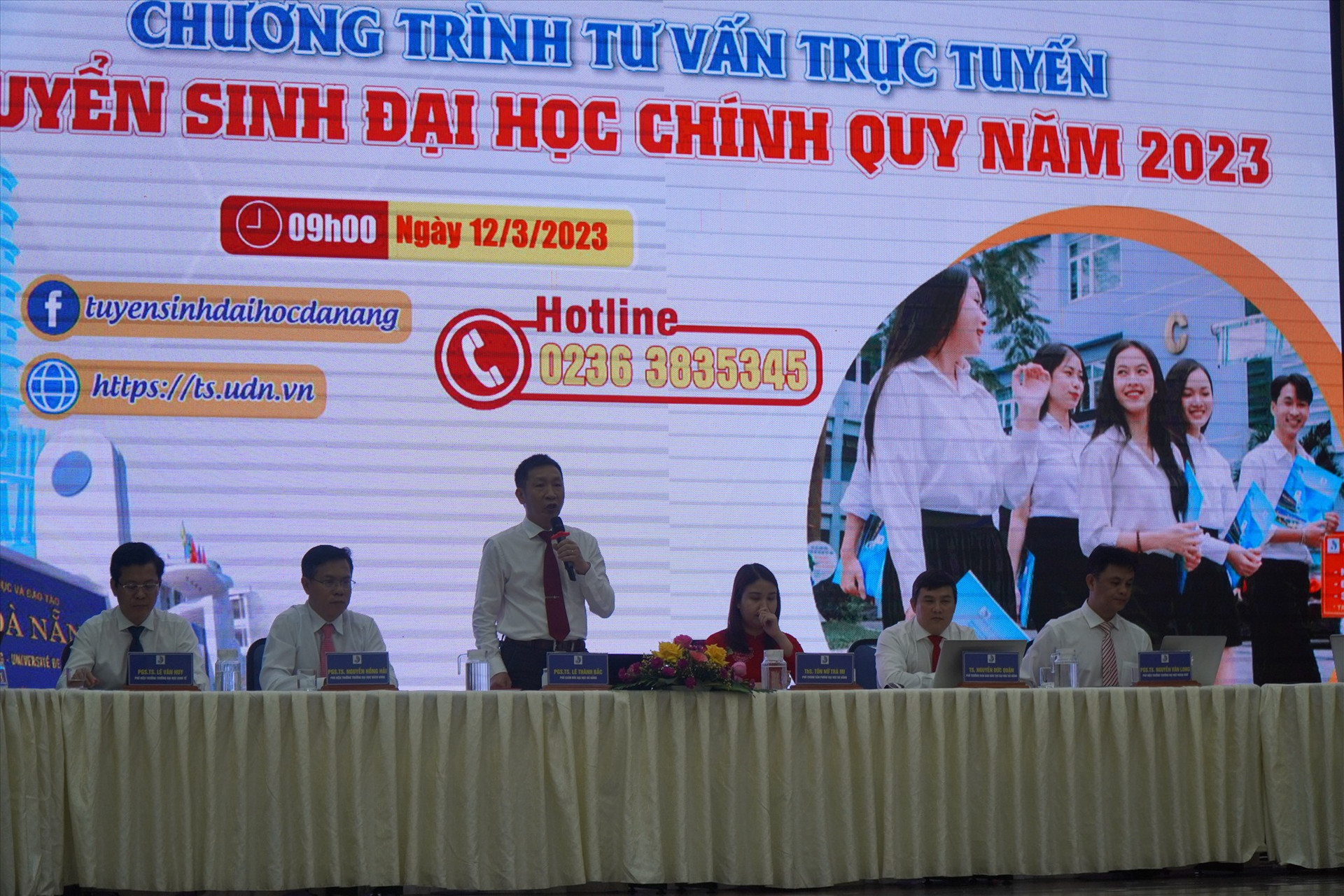 PGS.TS Lê Thành Bắc -Phó Giám đốc ĐH Đà Nẵng phát biểu tại chương trình tư vấn trực tuyến tuyển sinh ĐH sáng 12/3. Ảnh NĐ