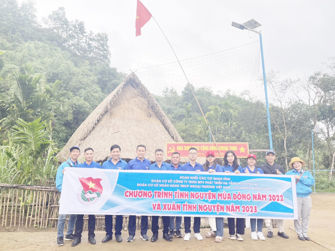 Đoàn cơ sở CIZIDCO tham gia “Xuân tình nguyện 2023” tại làng Cheng Tong, xã Trà Cang, huyện Nam Trà My. Ảnh: N.T.B
