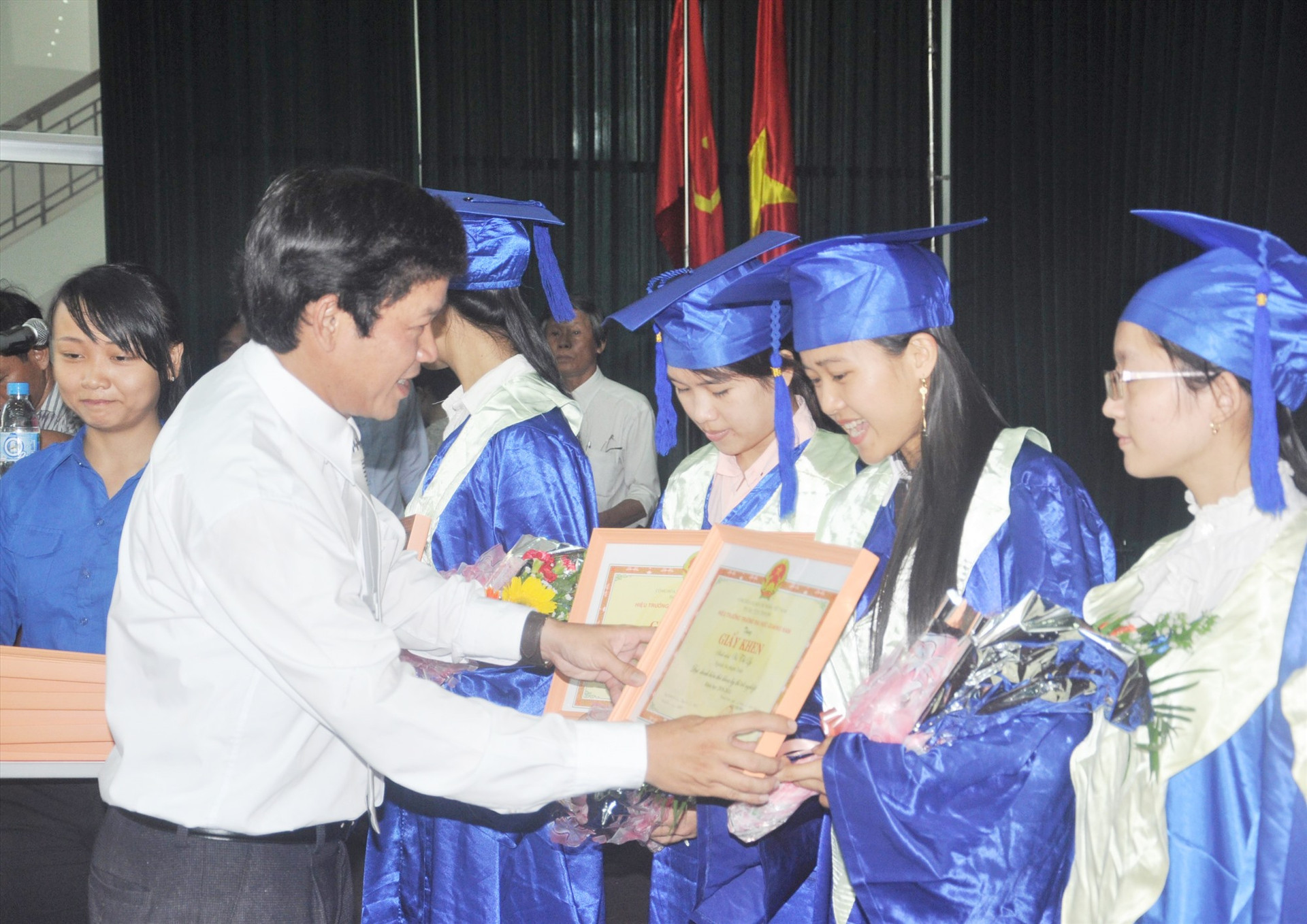 Trường Đại học Quảng Nam trao bằng tốt nghiệp cho sinh viên. Ảnh: X.P