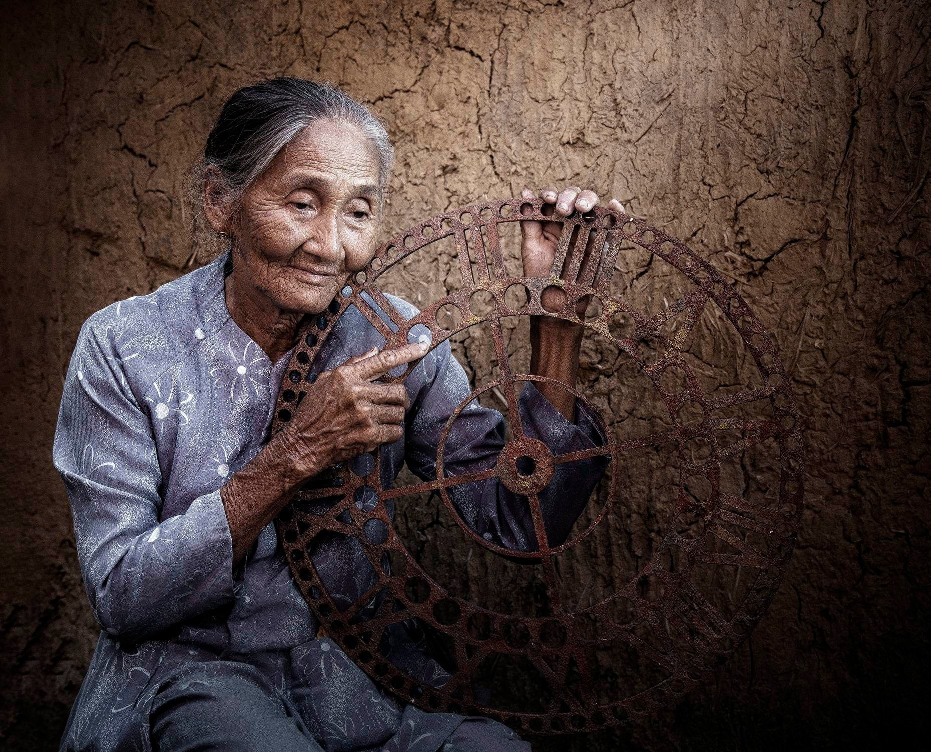 Bánh xe thời gian. Ảnh ý tưởng của Lê Trọng Khang, được chọn trưng bày ở hạng mục ảnh ý tưởng tại cuộc thi Ảnh nghệ thuật quốc tế lần thứ 12 - VN2023.