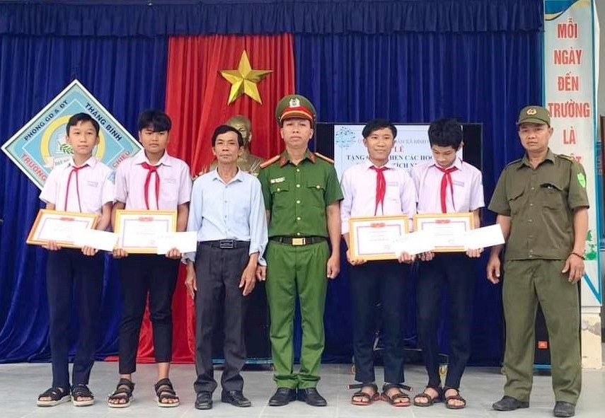 Công an xã Bình Phục trao giấy khen cho 4 em học sinh Trường THCS Nguyễn Đình Chiểu,