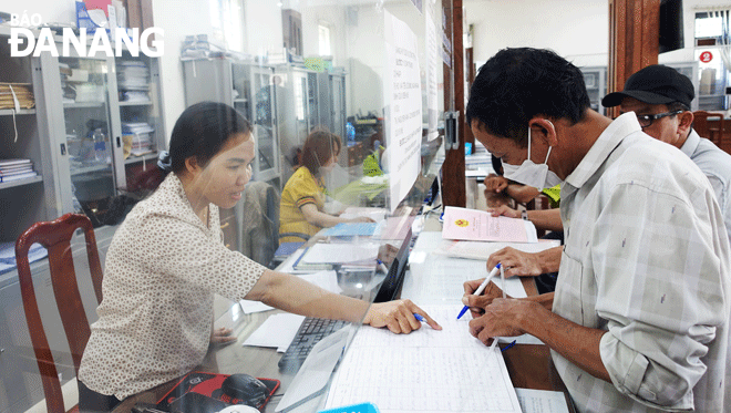 Người dân làm các thủ tục liên quan đến đăng ký đất đai sẽ thuận lợi hơn khi đăng ký trực tuyến và cấp giấy chứng nhận quyền sử dụng đất điện tử, thay vì làm nhiều thủ tục trực tiếp như hiện nay. Trong ảnh: Người dân được hướng dẫn khi đến làm thủ tục đăng ký đất đai tại bộ phận “Một cửa” của UBND quận Liên Chiểu.Ảnh: H.H