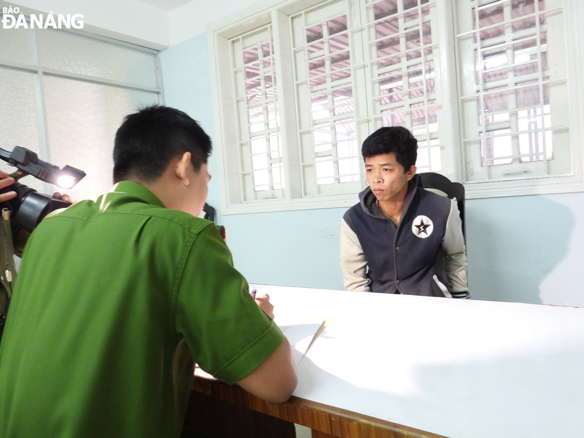 Cơ quan Cảnh sát điều tra, Công an thành phố làm việc với đối tượng Lê Công Bình (trái). Ảnh: TRÍ DŨNG