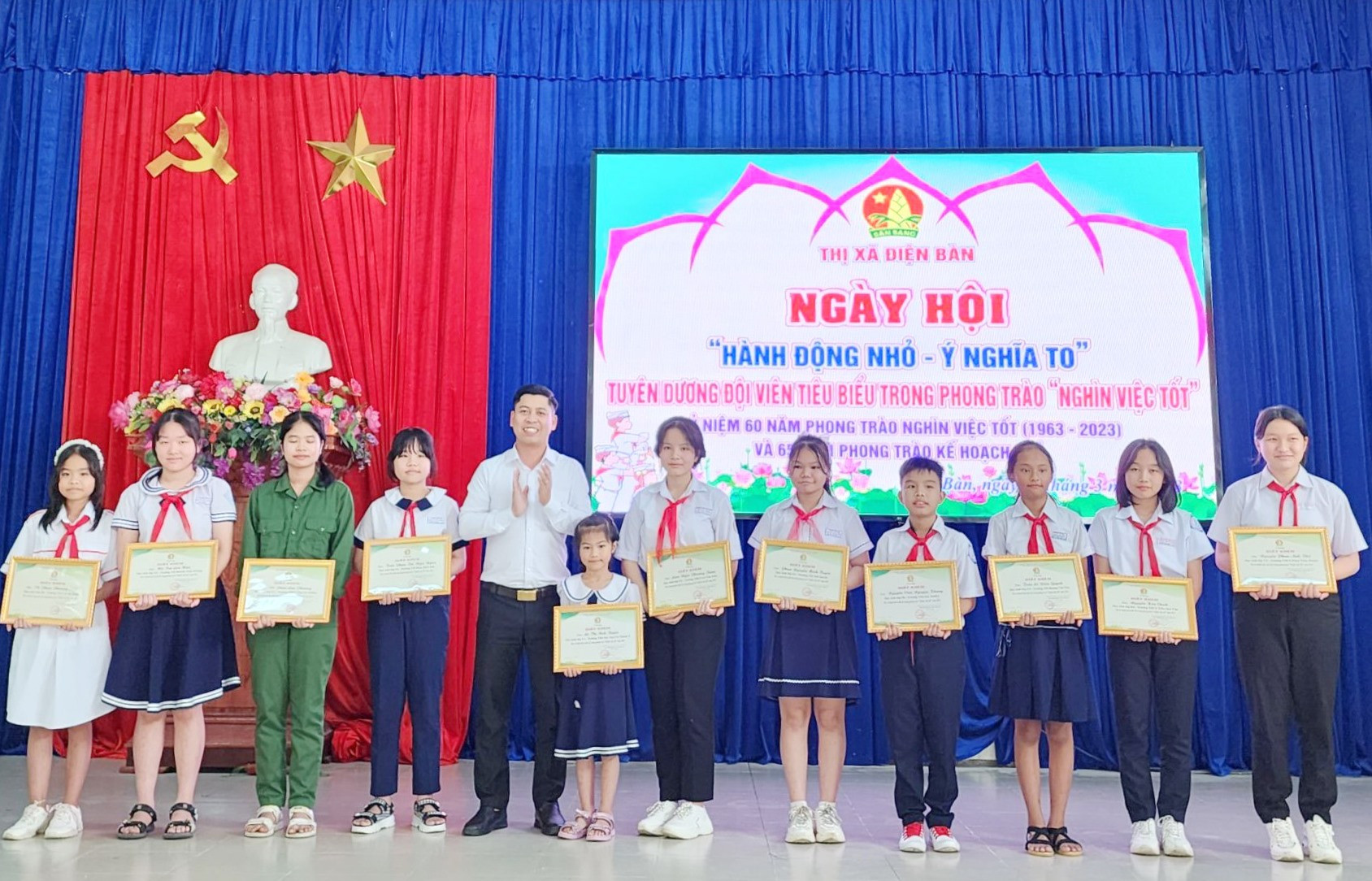 Hội đồng Đội thị xã Điện Bàn tuyên dương 11 đội viên tiêu biểu trong phong trào “Nghìn việc tốt” năm học 2022 - 2023. Ảnh: PV