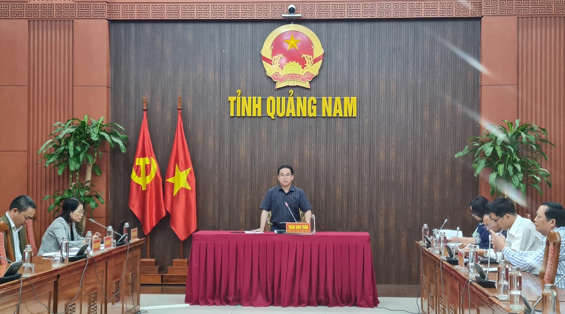 Phó Chủ tịch UBND tỉnh Trần Anh Tuấn chủ trì cuộc họp trực tuyến toàn tỉnh sáng nay. Ảnh: D.L