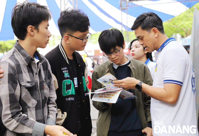 Đại học Đà Nẵng tổ chức tư vấn tuyển sinh cho học sinh tại Trường THPT Phan Châu Trinh trong tháng 2-2023.  Ảnh: NGỌC HÀ