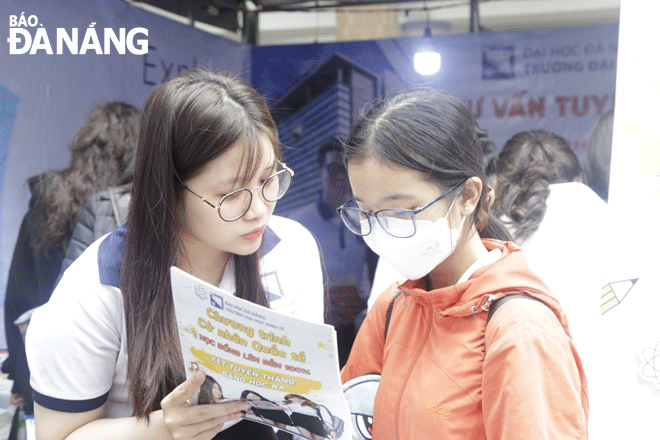 Hoạt động tư vấn tuyển sinh của Trường Đại học Kinh tế tại Ngày hội tư vấn tuyển sinh do Báo Thanh niên tổ chức tại Trường THPT Phan Châu Trinh trong tháng 2-2023. Ảnh: NGỌC HÀ