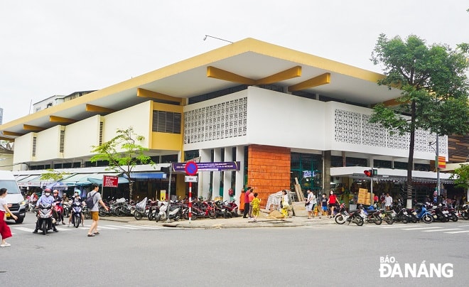 Toàn bộ mặt trong và ngoài chợ được sơn mới tạo cảm giác bắt mắt cho khách du lịch.