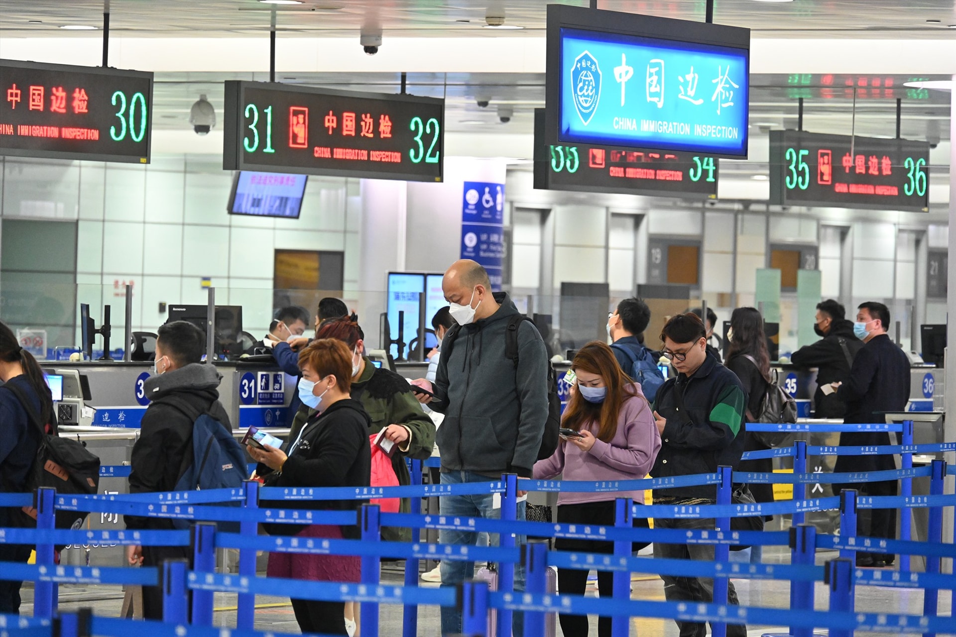 Hành khách làm thủ tục tại sân bay Trung Quốc. Ảnh: Gettyimages