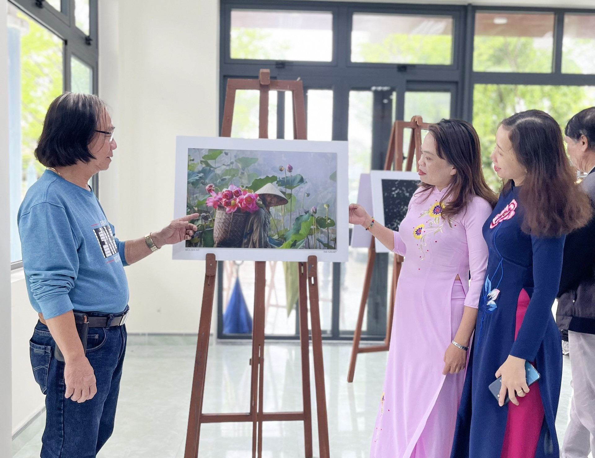 Các tác phẩm ảnh của NSNS Quảng Nam được trưng bày thu hút người xem. Ảnh: X.H