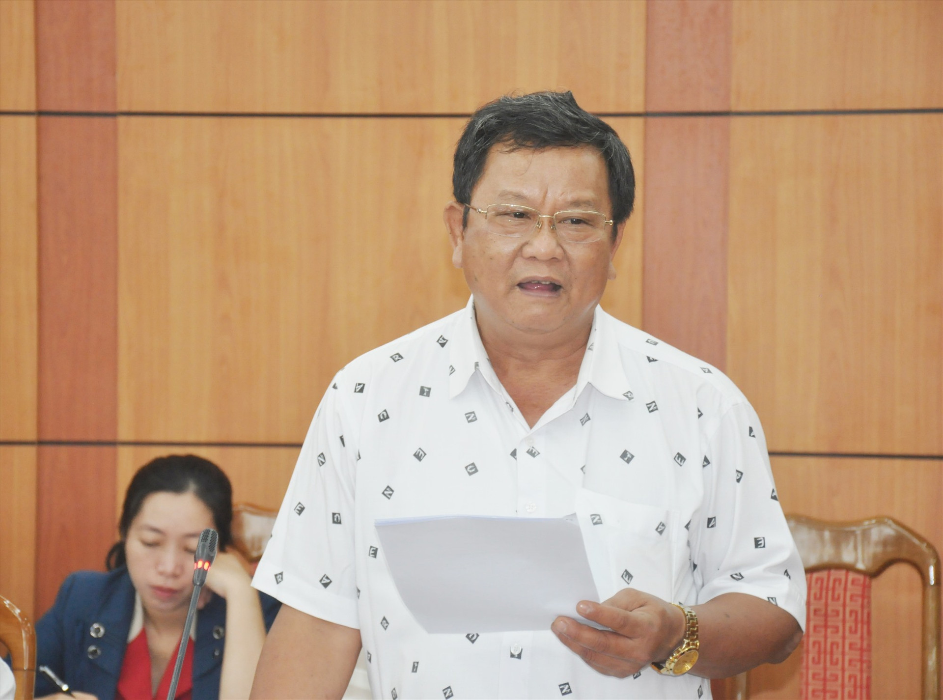 ông Nguyễn Đức - Trưởng ban Kinh tế - ngân sách HĐND tỉnh phát biểu góp ý vào dự thảo luật. Ảnh: N.Đ
