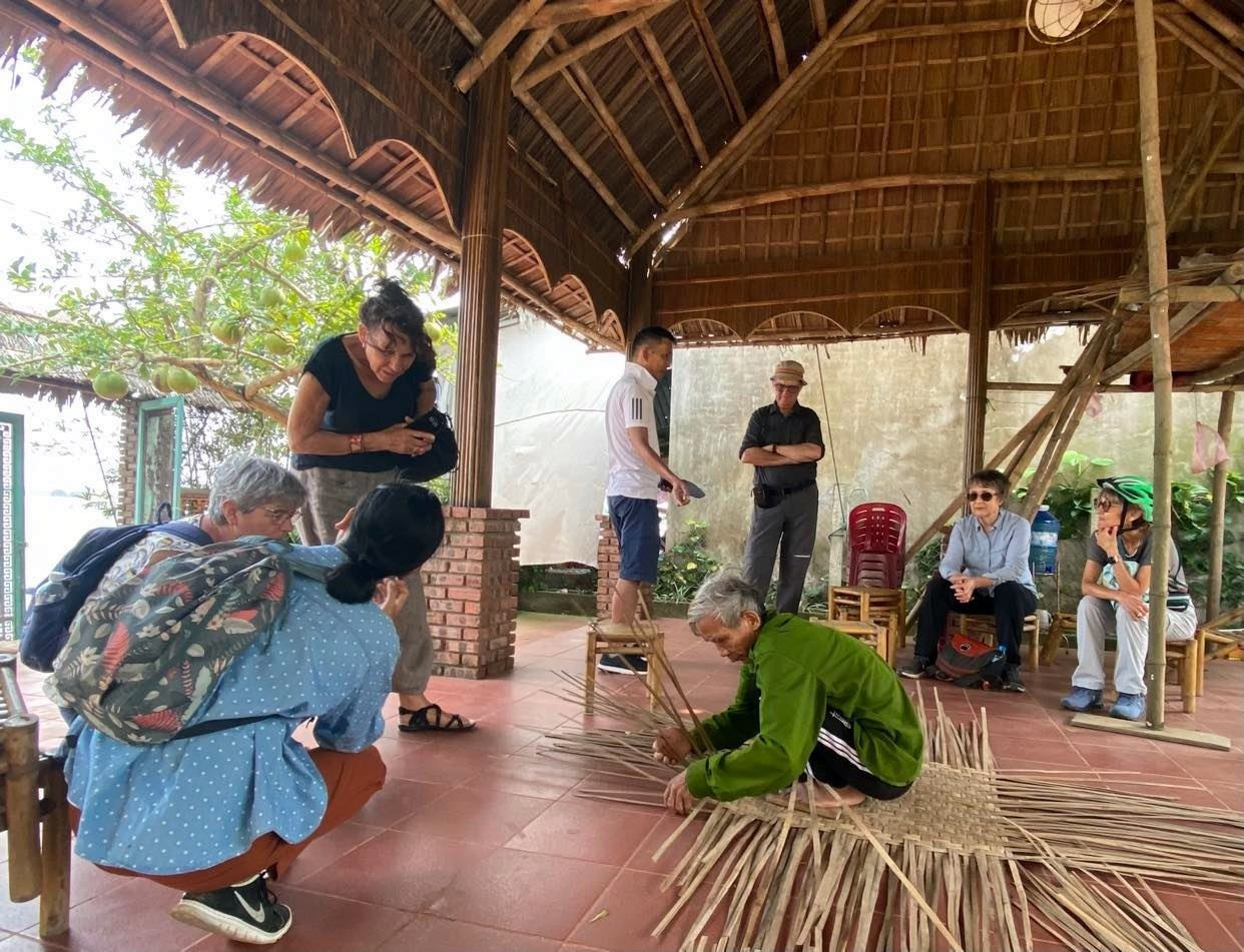 Ngôi nhà ông Nguyễn Đình Bán trở thành nơi khách du lịch tìm đến trải nghiệm nghề đan tre truyền thống của người Việt vùng sông nước. Ảnh: V.L