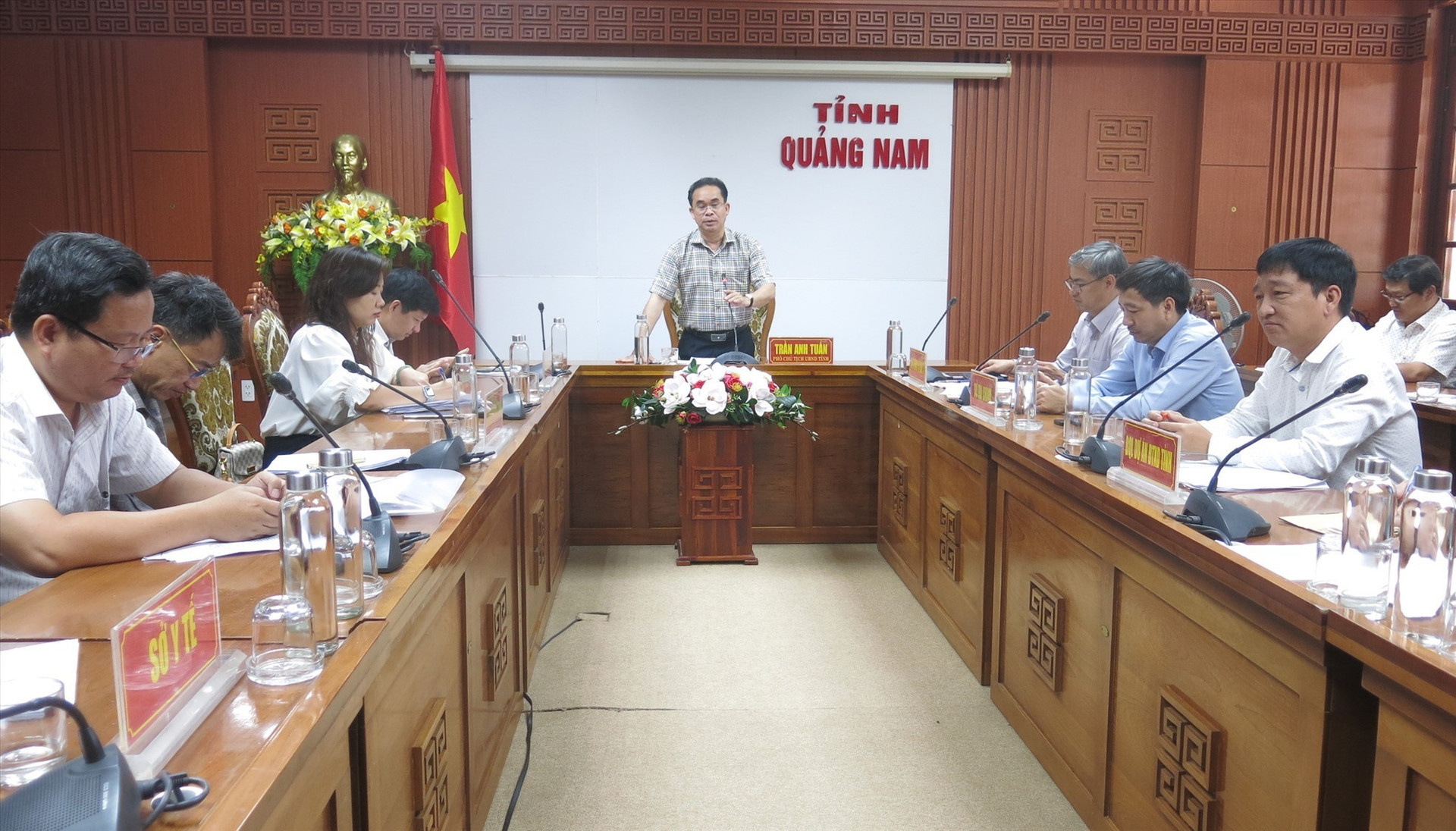 Phó chủ tịch UBND tỉnh Quảng Nam Trần Anh Tuấn chủ trì phiên họp về thẩm định và trình phê duyệt 2 dự án phục hồi kinh tế - xã hội về y tế Ảnh TD