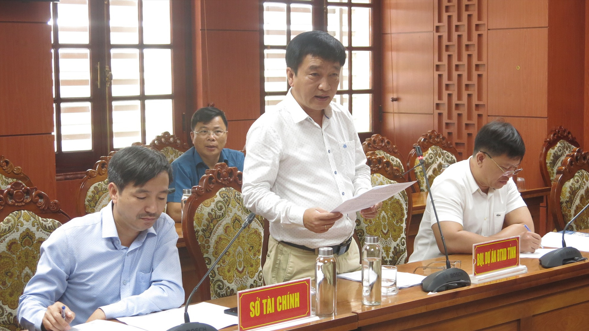 Ông Huỳnh Xuân Sơn - Giám đốc Ban quản lý dự án đầu tư xây dựng tỉnh trình bày về những hạn chế về tiến độ thủ tục hồ sơ của 2 dự án Ảnh TD