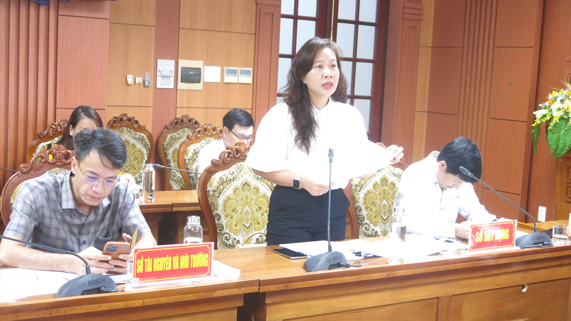 Bà Nguyễn Hoàng Như Trang - Phó phòng thẩm định Sở Xây dựng nêu các hạn chế của hồ sơ dự án Ảnh TD
